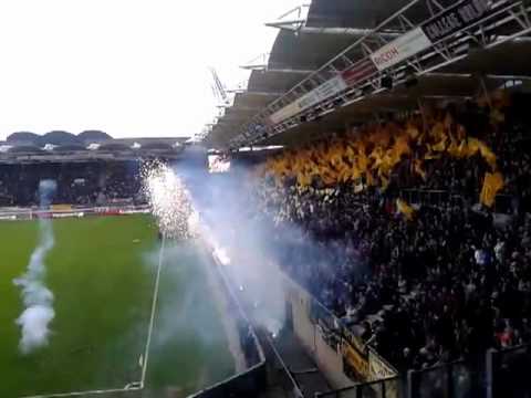 Roda JC - Feyenoord 11-04-2012 sfeer en vuurwerk bij opkomst