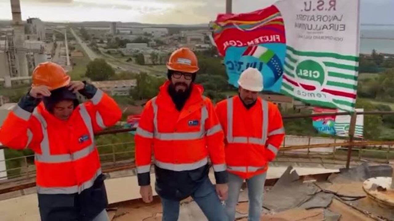 Eurallumina, dieci giorni sul silo a 40 metri: l'appello degli operai a Calderone