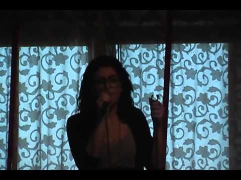 Meredith Ponzo canta "Rumor Has It" di Adele alla festa di Cheryl Porter,presenta Gioele Albertella