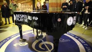 Surprise-act van Birdy op Amsterdam Centraal Station