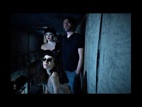 Crimson Velvet - Тя / She