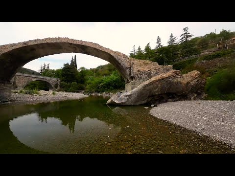 Antico ponte  a  Borghetto D'Arroscia.