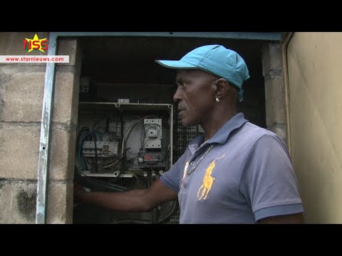 Bewoner schakelt de SWM-pomp uit nabij landingplaats waar zakken met  lekkende calcium oxide liggen