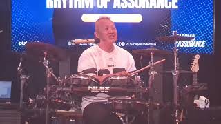 Download lagu Sedap Sandy Pas Band Nyanyi Sambil Main Drum Clinic Di PTSI RHYTHM OF ASSURANCE [7-11-2025] mp3