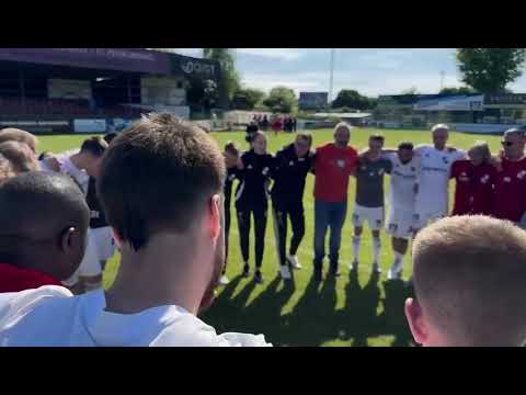 Der Heider SV im Mannschaftskreis nach 4:1-Sieg gegen TSB Flensburg am 10. Mai 2025