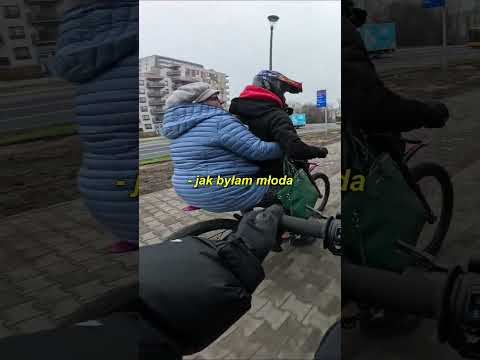 84-latka chciała mi zapłacić 200 złotych za jazdę na motorze #shorts #viral #funny