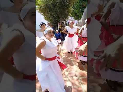 grupo de danzas Magisterial del CDCE Falcón en la plaza Bolívar de Coro.