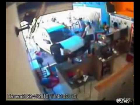 Estudiante de manejo se trepa a una cafetería