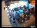 Estudiante de manejo se trepa a una cafetería