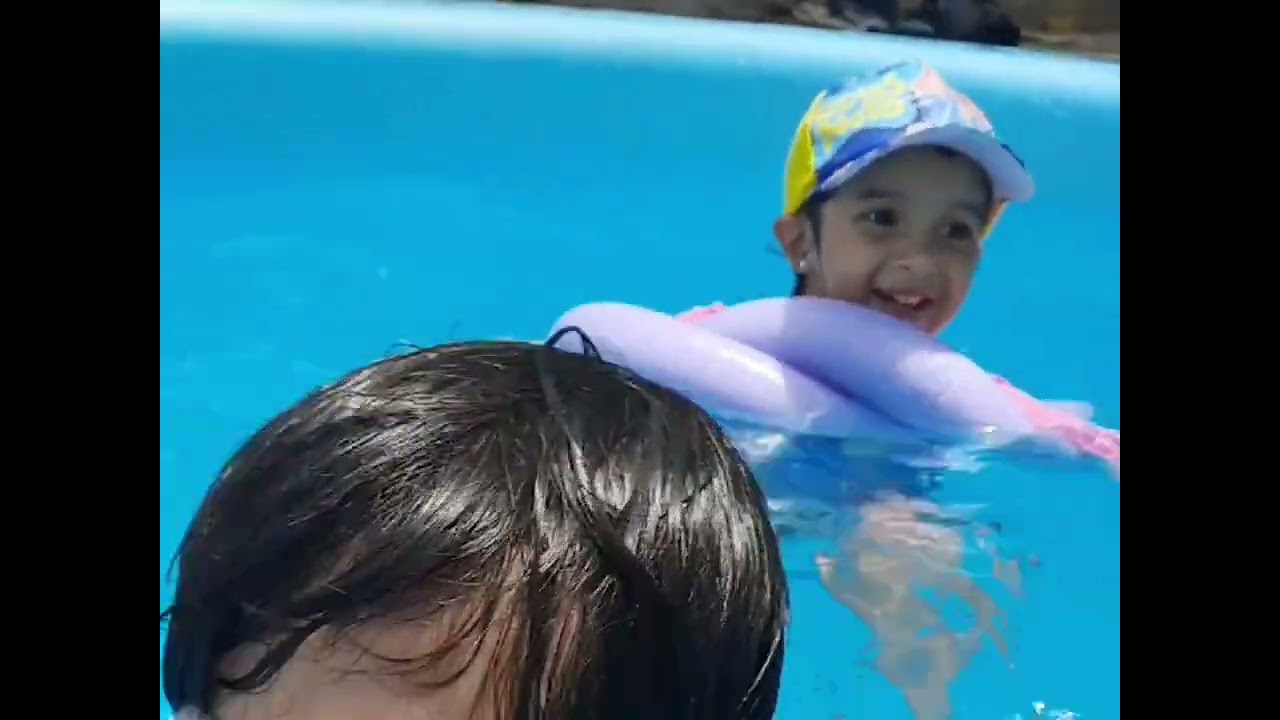 Nícolas e Heloísa na piscina | Crianças brincando na piscina | Kids in the pool