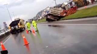 preview picture of video 'Acidente hj na BR 101 SC .. Caminhão de tijolos tomba e causa maior caos no transito'