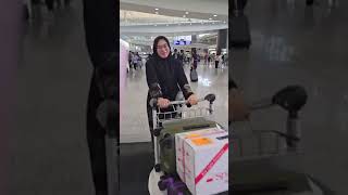 Download lagu KH Anwar Zahid bersama istri sudah tiba di Hongkong #pengajian #khanwarzahid #hongkong #2025 mp3