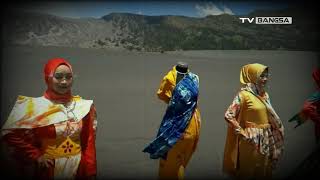 Fashion Show Batik Siswi SMKN di Lautan Pasir Gunung Bromo Pasuruan
