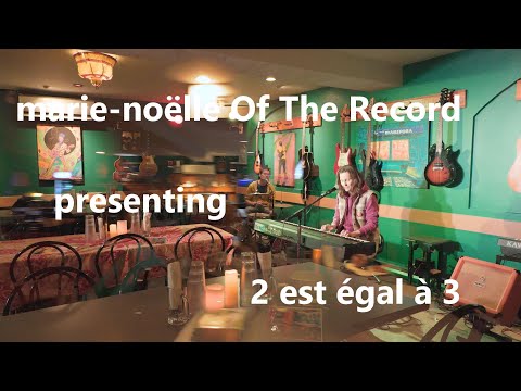 mnOTR presenting "2 est égal à 3" @Mariposa Café
