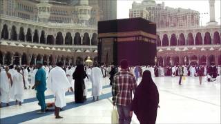 preview picture of video 'Pilgrims Performing Tawaf at Kaba Makkah - HD Video'