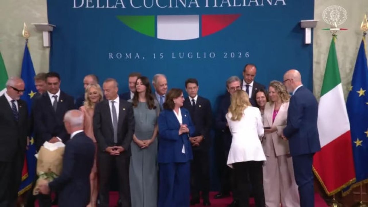Lollobrigida dona alla premier un enorme mazzo di rose a premiazione Maestri della cucina