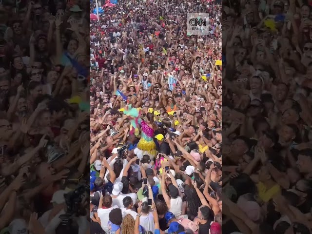 #Shorts - Ivete Sangalo desce do trio e canta "We Are Carnaval" com a pipoca no Carnaval de Salvador