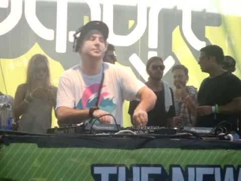 justin martin at DEMF 2011/ dancing next to Claude von stroke