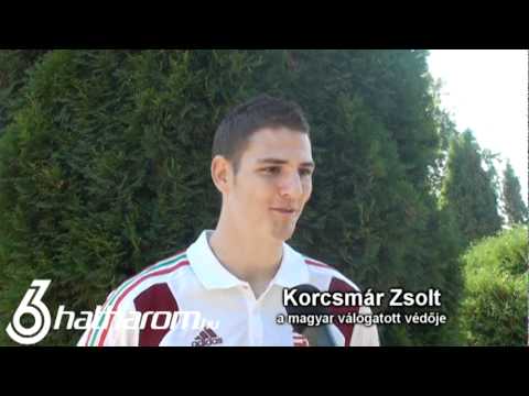 Koman Vladimir, Korcsmár Zsolt és Juhász Roland footgolfozik - Hathárom.hu