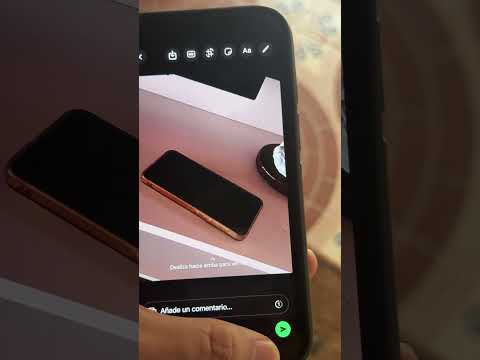 El celular en la mano😅