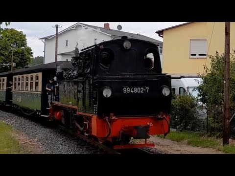 Die 99 4802 Mit einem Personenzug Richtung Göhren Beim Überqueren Der Strandstraße In Baabe(Rügen).