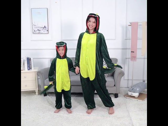 Vídeo relacionado con Udekit Pijama Mameluco Dragón Rojo con Cola de Llama de Pie Dibujos Animados de Anime, Dinosaurio Rojo Bata Disfraz Cosplay para Adultos Pequeño