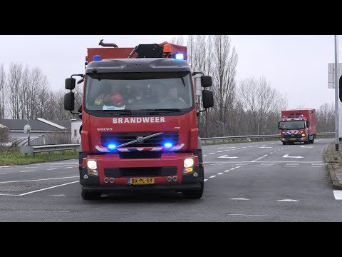 Brandweer Zaandam met Spoed naar een Zeer Grote Brand aan de Rozengracht in Zaandam