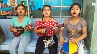 Download lagu Tiga gadis cantik pengamen bus main okulele dan jimbe kendang afrika nya KEREN BANGET mp3