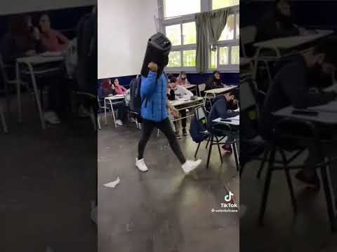 poniendo cunumi en una aula de clases 😎 #chicoparlante #viral #shorts