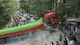 Download lagu Today's Worst Drama‼️ Driver Surrenders, Siba Surya's Newest Truck Overturns on a Bend in Sitinja... mp3