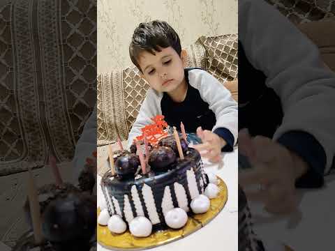 Naishu Se Cake Cutt Hone ka wait nhi ho rha 😁😄 #heartshapecake #trending #shortsfeed