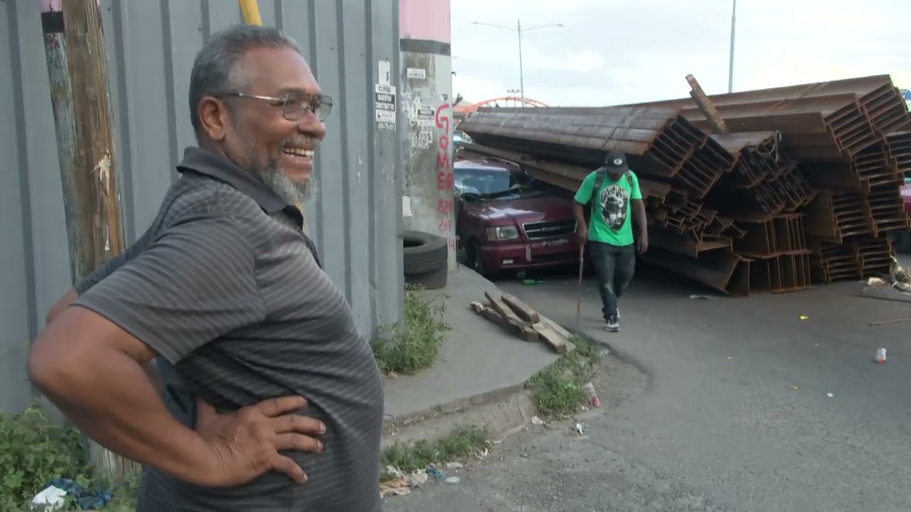 Auto aplastado por deslizamiento de carga pesada de patana