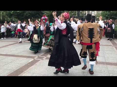 Traditional Asturian music and dance in Gijon!