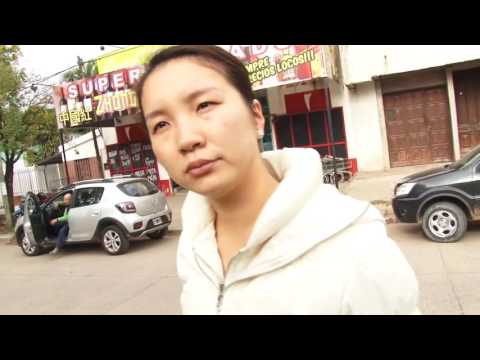 Dueña de super Chino le lanza una botella e insulta a periodista en Chaco (En HD)