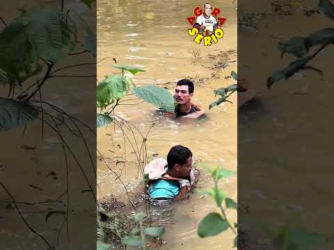 VEREADORES DENTRO DO LAGO DO CALAZAM PROCURANDO A BOCA DO TUBO ENTUPIDA