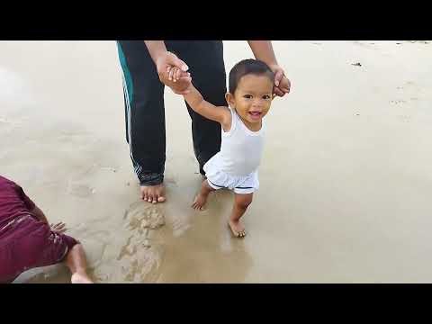 Zakia, Gibran dan Fawwas mandi di pantai Lampuuk