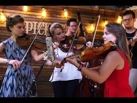 Pumphouse Sessions (S01E04) - The Quebe Sisters - Teardrops From My Eyes @Pickathon