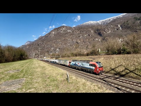 #165# TRENI MERCI - Lungo intermodale di SBBCI in transito a Claro, destinazione Italia