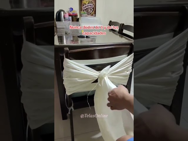 Vídeo relacionado con Decoraciones de noche de cine: pancarta, remolinos colgantes, mantel, centros de mesa de panal, globos y alfombra