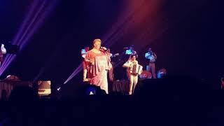 Paquita La Del Barrio - No Hay Mujeres Feas (Mi Vecinita) Lyrics (En Vivo).