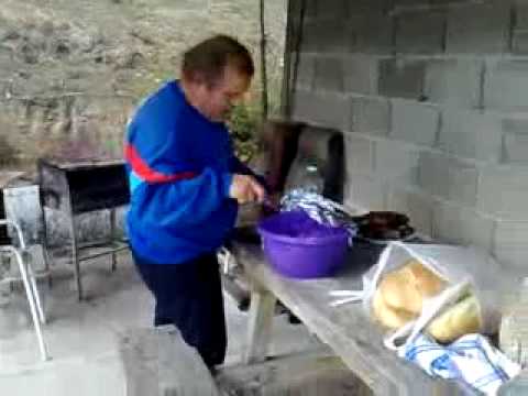 57.DEČKI  ŽUTNICE - Marjan peče roštilj