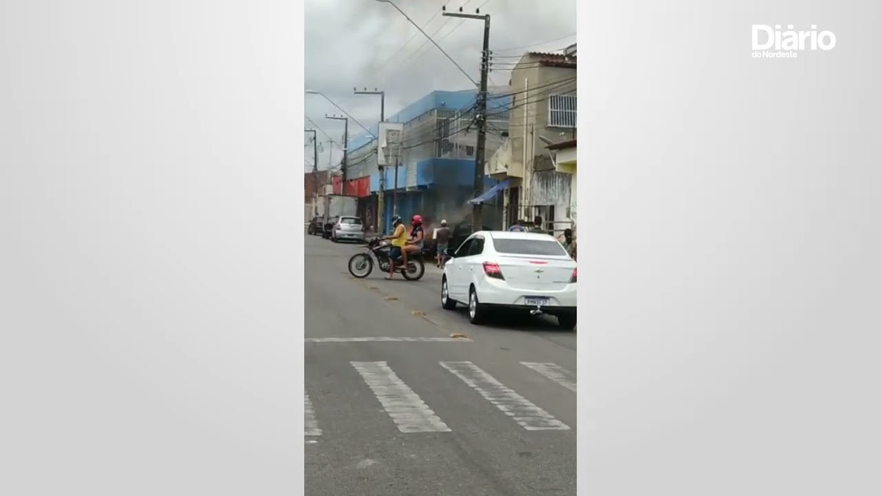 Imagem da notícia Carro com kit de GNV pega fogo no Conjunto Ceará, em Fortaleza; veja vídeo