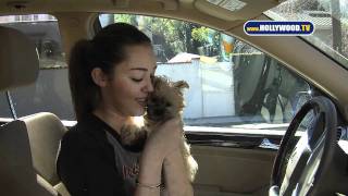 Hollywood TV - Pr�sente son nouveau chien - 10/02/11