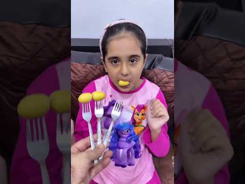 يلا امم امم امم شطوره 🤩 أعطيته التمر ، فعضني 🙉🥲 #shorts