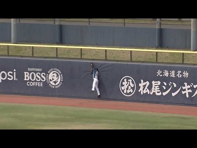 【ファーム】ファイターズ・宮田 フェンス際の打球を上手く捕球する‼ 2021/4/25 F-G(ファーム)