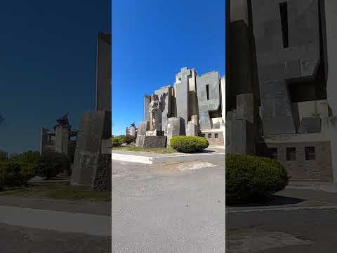 El impresionante portal del cementerio de Azul, pcia de Buenos Aires