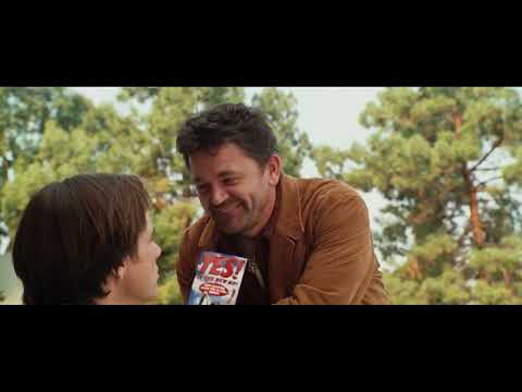 Trailer still of Jim Carrey and Zooey Deschanel riding a scooter through Los Angeles streets at night