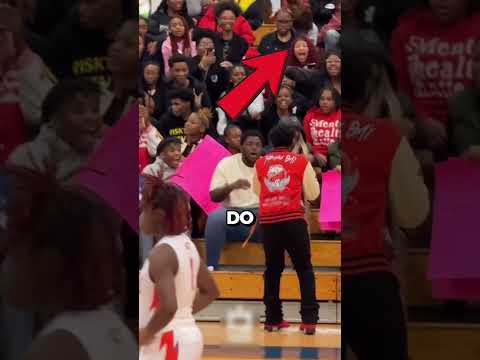 Sprytnie rozproszył tłum w przerwie meczu 😳