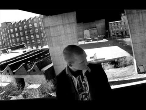 Video thumbnail for Bukowski, wie er Blumen pflückt