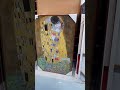 Video: Lienzo enmarcado en madera color Nogal claro El Beso, Gustav Klimt